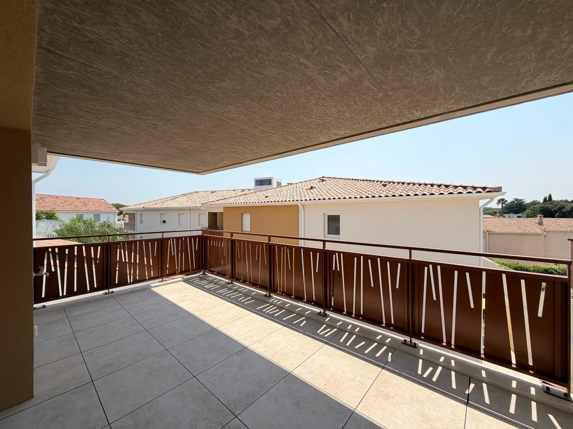 Terrasse du T4 A201, exposée sud, carrelée et couverte